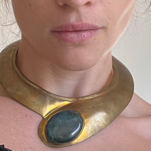 VINTAGE BRASS NATURAL STONE CABOCHON SCULPTURAL COLLAR NECKLACE - Picture 2 of 4